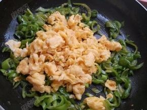 最后倒入鸡蛋翻炒均匀就可以了