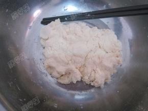 慢慢倒入酵母水，边倒边拌，拌成絮状