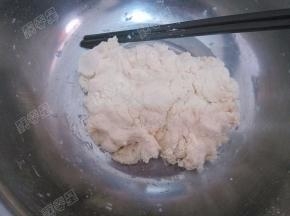 慢慢倒入酵母水，边倒边拌，拌成絮状