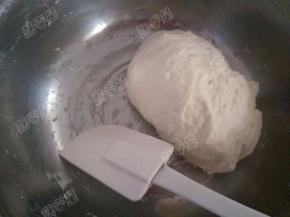 面团比较湿，可以用刮刀帮助，混合成面团后静置三十分钟