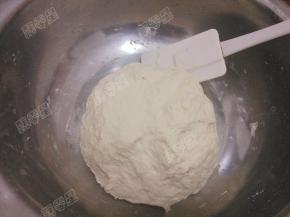 继续用刮刀搅拌帮助排气