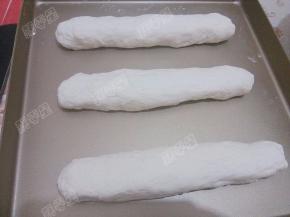 然后将面团搓成长条形