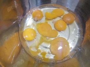 准备一个稍微大点的盆，鸡蛋打入盆里