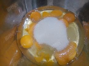 将细砂糖一次性倒入