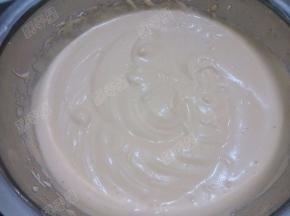 取一个锅，锅里放入热水，把打蛋盆坐在热水里加热，并用打蛋器将鸡蛋打发