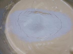 分三到四次倒入低筋面粉