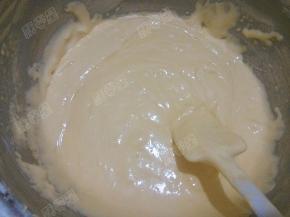 用橡皮刮刀小心地从底部往上翻拌，使蛋糊和面粉混合均匀。不要打圈搅拌，以免鸡蛋消泡