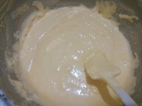 用橡皮刮刀小心地从底部往上翻拌，使蛋糊和面粉混合均匀。不要打圈搅拌，以免鸡蛋消泡