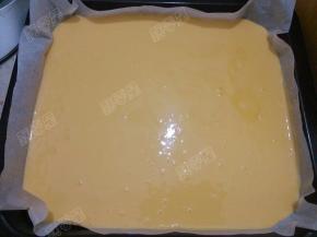 在烤盘里铺上油纸，把拌好的蛋糕糊全部倒入烤盘，把蛋糕糊抹平，端起来在地上用力震几下，可以让蛋糕糊表面变得平整，并把内部的大气泡震出来