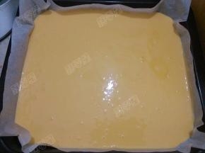 在烤盘里铺上油纸，把拌好的蛋糕糊全部倒入烤盘，把蛋糕糊抹平，端起来在地上用力震几下，可以让蛋糕糊表面变得平整，并把内部的大气泡震出来