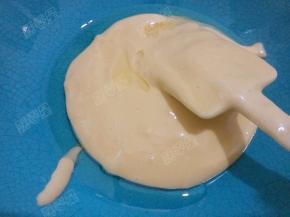 取一部分蛋糊倒入植物油，翻拌均匀