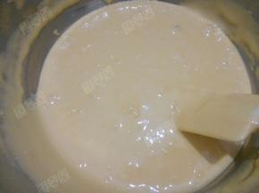 然后重新倒回蛋糊中，继续翻拌均匀