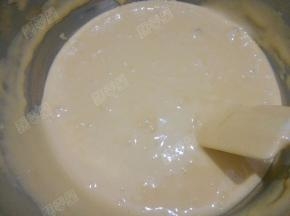 然后重新倒回蛋糊中，继续翻拌均匀