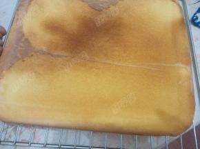 把烤盘送入预热好180度的烤箱，烤15-20分钟，用牙签插入蛋糕内部，拔出来后牙签上没有粘上蛋糕，就表示熟了