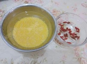 将玉米渣和枸杞分别浸泡洗净