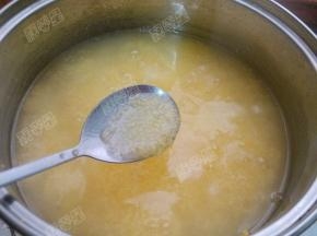 转小火，继续煮至玉米渣软烂