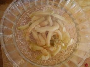 将榨菜用水浸泡一会儿去除部分盐分