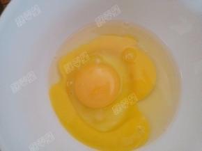 鸡蛋打入碗中