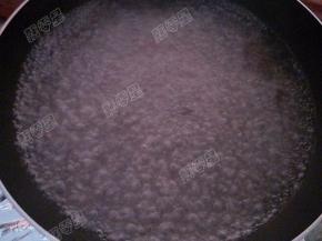 锅中加入水，加入油烧开