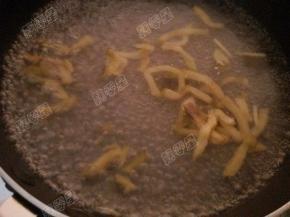 放入榨菜丝煮沸