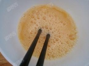 加入盐和料酒打散