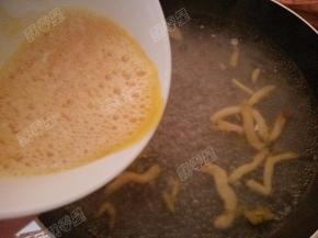 调小火淋入蛋液
