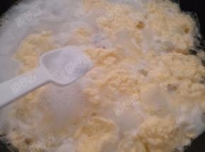 蛋液凝固后加入盐调味