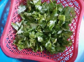芹菜叶洗净，沥干水份