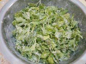 拌均使每片叶子都裹上一层面粉