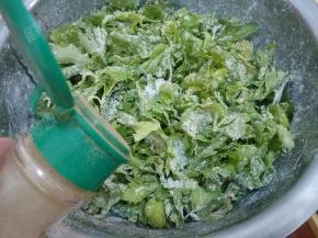 加入五香粉拌匀