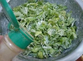 加入五香粉拌匀