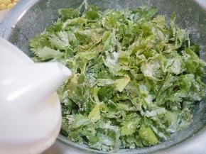 淋入适量油拌匀