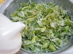 淋入适量油拌匀