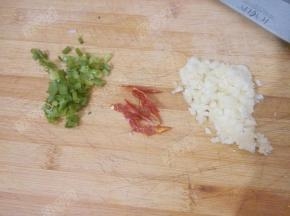 将大蒜，干红辣椒，葱切末