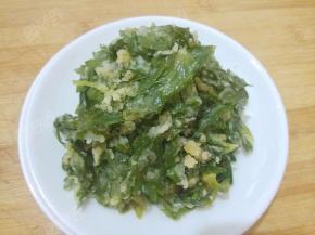 蒸好的芹菜叶趁热挑散