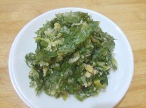 蒸好的芹菜叶趁热挑散
