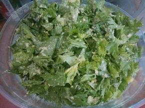 将芹菜叶平铺在蒸笼上，蒸五分钟左右