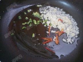 锅热油，将葱蒜辣椒末爆香
