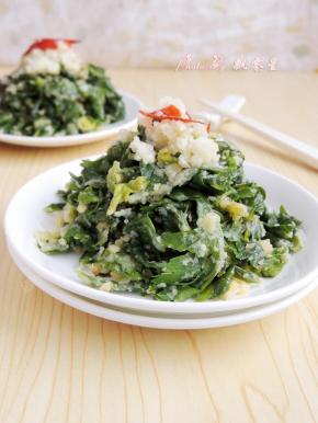 然后将爆香的蒜末和热油一起倒在菜叶上即可