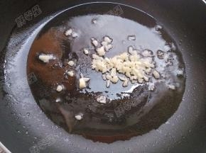 锅热油，爆香一半的蒜末