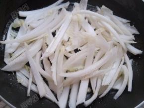 放入白菜梗翻炒