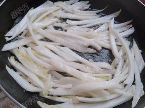 将白菜梗翻炒变软