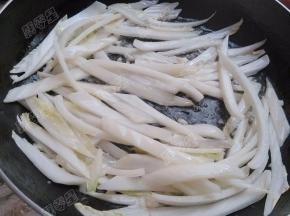 将白菜梗翻炒变软