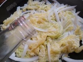 将菜叶翻炒至软后放入醋翻炒均匀