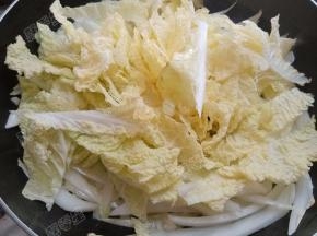 倒入白菜叶