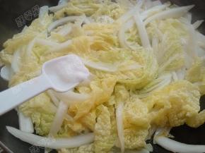 加入盐翻炒均匀