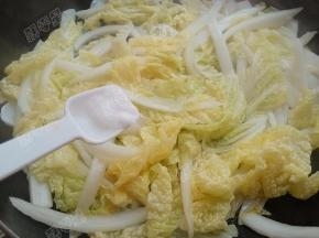 加入盐翻炒均匀