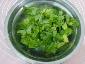 芹菜叶洗净