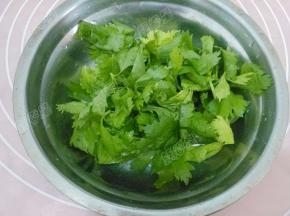 芹菜叶洗净