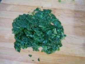 将焯水的芹菜叶切碎